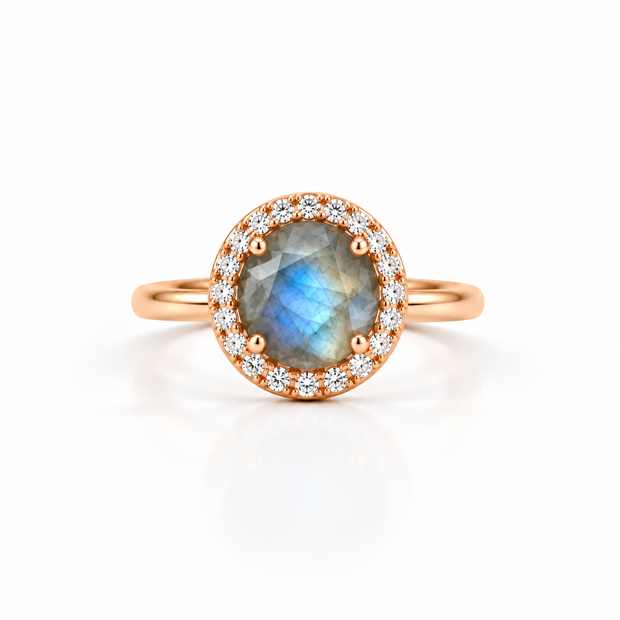 Bague Alba Orphée Bijoux en labradorite gris-bleu aux reflets irisés, halo de zircons blancs, plaqué or 18 carats champagne, vue de face.