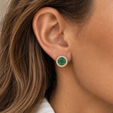 Boucle d’oreille puce Alba en onyx vert naturel, halo de zircons et plaqué or 18 carats, portée sur l’oreille. »