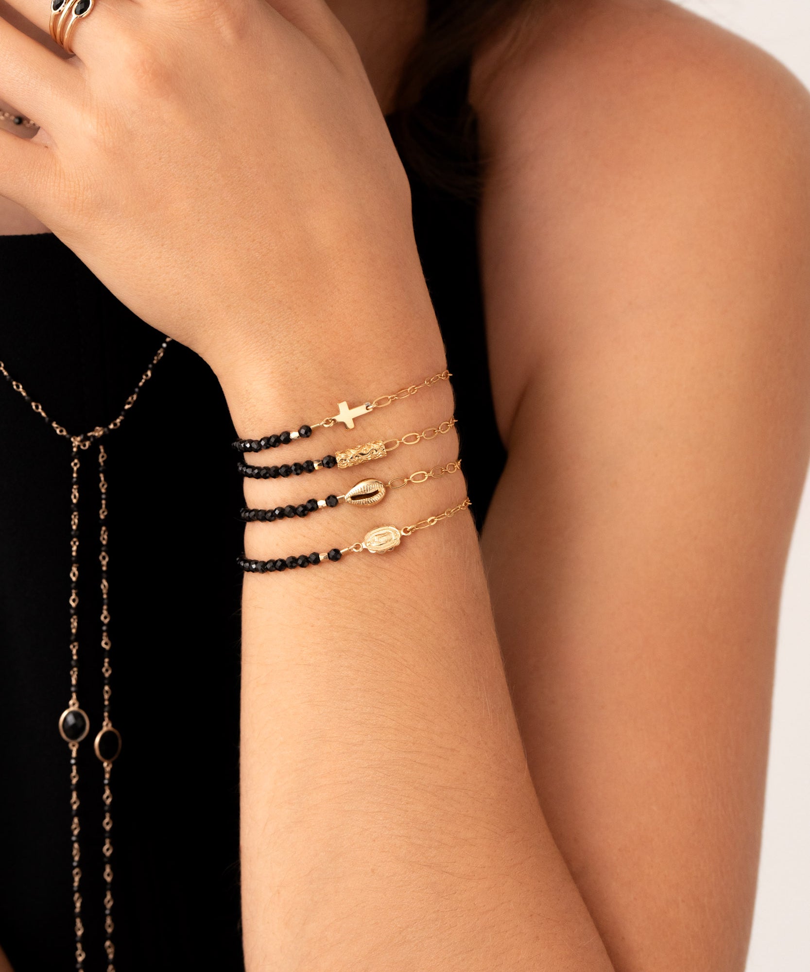 bracelet noir perles facettes pierres naturelles onyx noir orphée bijoux bracelet doré réglables à tous les poignets pour un cadeau réussi. 
