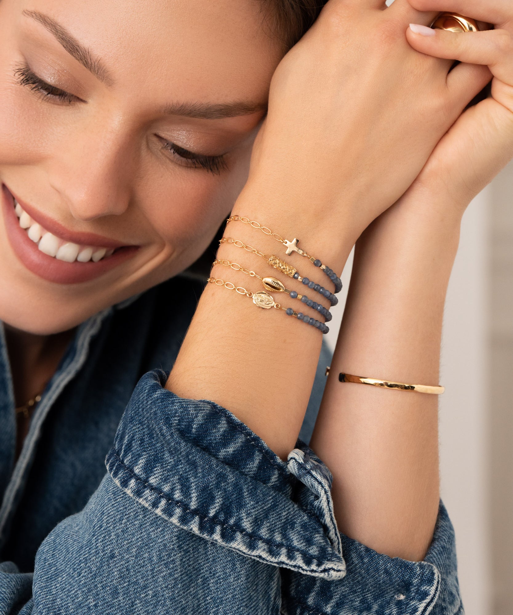 accumulation des bracelets rachel saphir connecteur tube balinais mini vierge mini croix mini coquillage cauri bracelets ajustables réglables pierres naturelles saphir et chaine dorée jonc martelé alba 