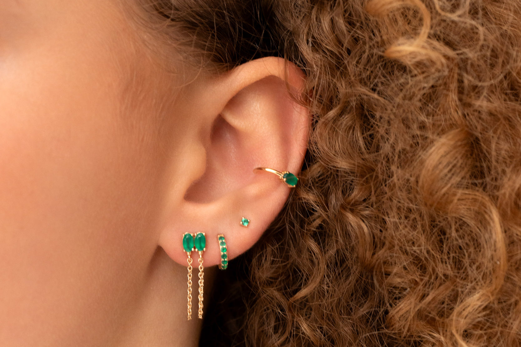 stacking accumulation de boucles d'oreilles vertes sympa puce creole strass