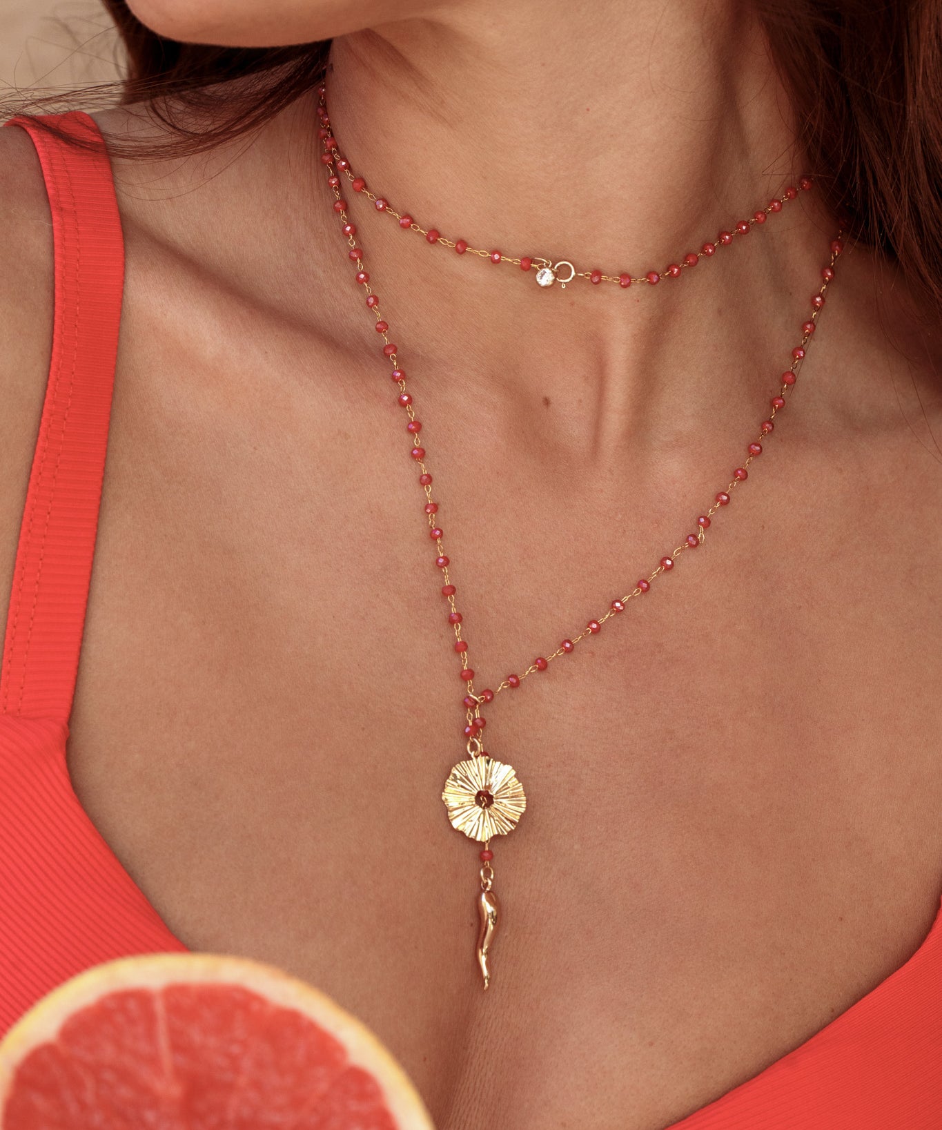 collier sautoir et double tour de cou perles facettes et pendentif piment soleil, rouge bijou coloré orphée