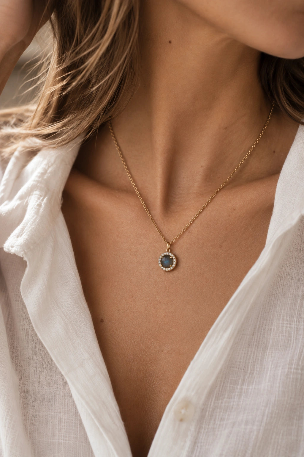 Collier Alba Orphée Bijoux en labradorite naturelle entourée de zircons, porté sur le décolleté, chaîne dorée 45 cm.