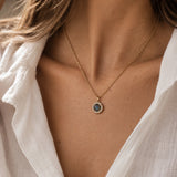 Collier Alba Orphée Bijoux en labradorite naturelle entourée de zircons, porté sur le décolleté, chaîne dorée 45 cm.