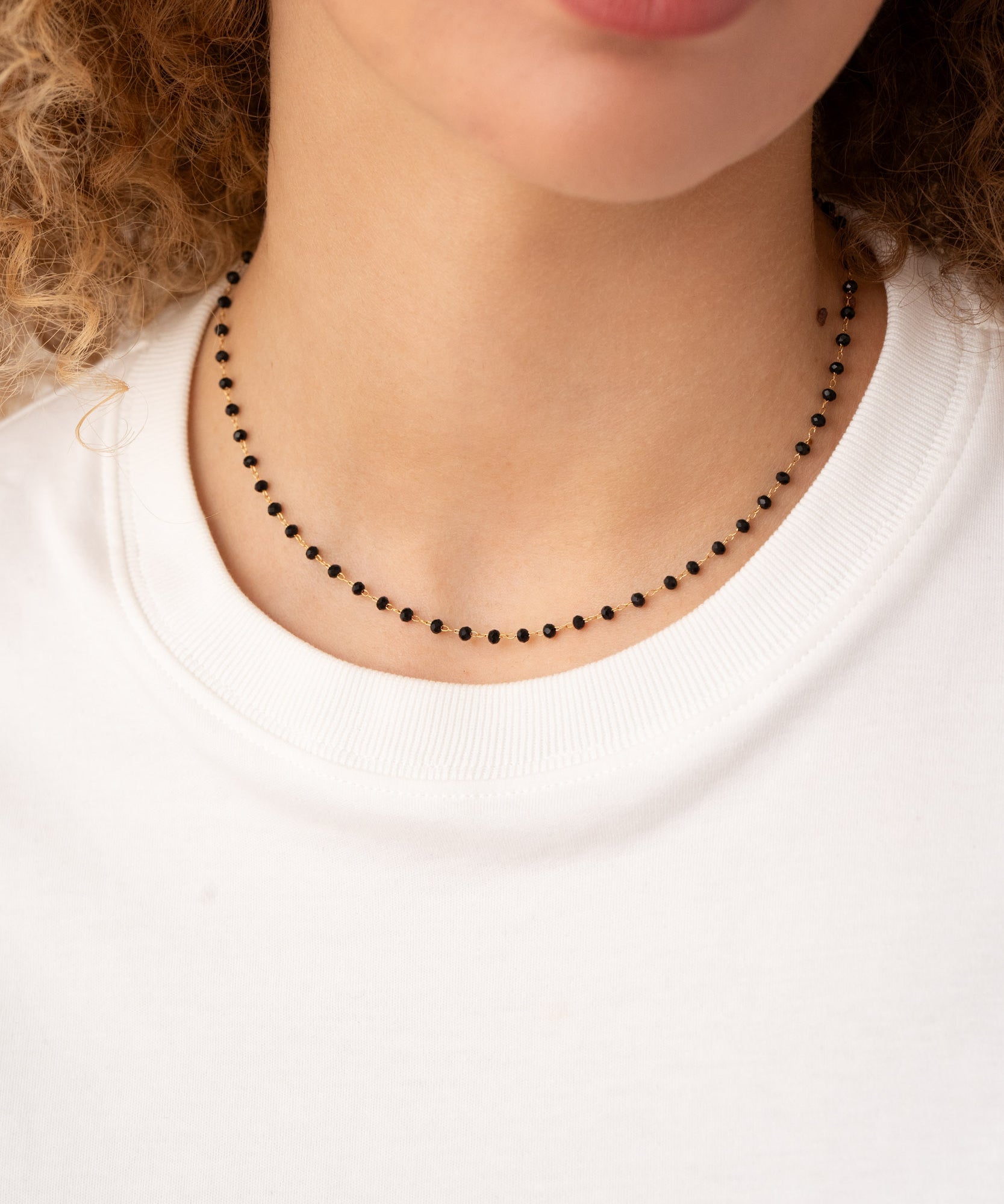 collier ras de cou réglable de 40 à 45 cm, chaine rosaire, perles noir à facettes plaqué or doré  chainette de rallonge. collier fin et délicat, bijou unique cadeau sympa et pas cher. 