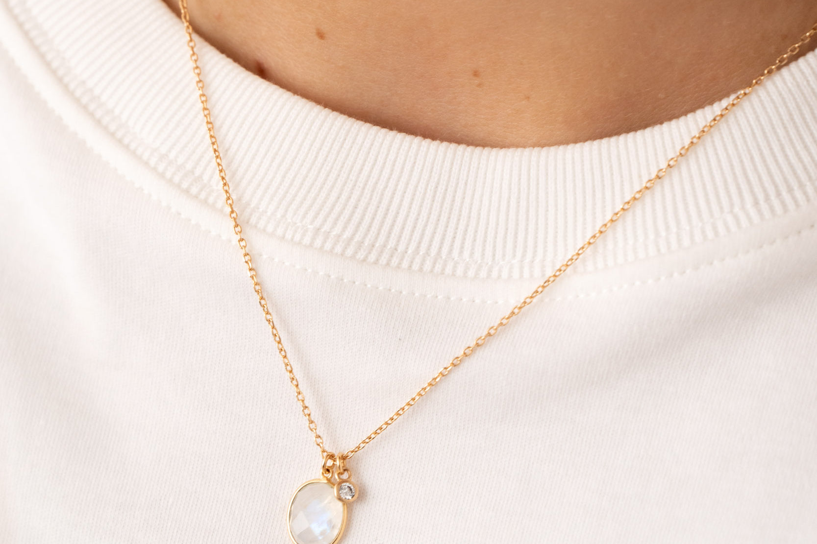 bijou collier pendentif pierre de lune blanche irisée arc en ciel reflets sur tee shirt blanc cadeau jeune fille intemporel