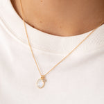 bijou collier pendentif pierre de lune blanche irisée arc en ciel reflets sur tee shirt blanc cadeau jeune fille intemporel