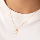 bijou collier pendentif pierre de lune blanche irisée arc en ciel reflets sur tee shirt blanc cadeau jeune fille intemporel