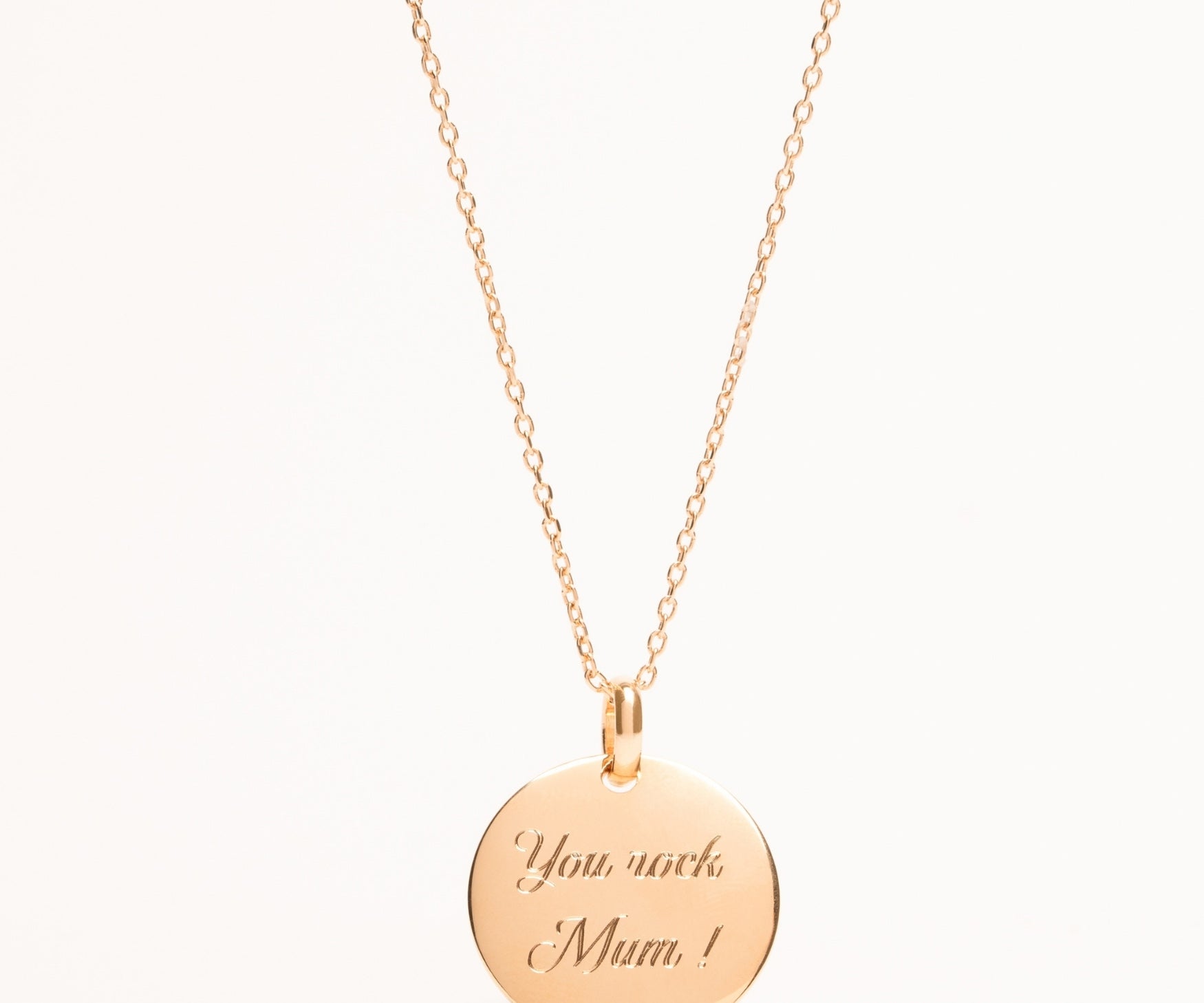 collier chaine doré médaille ronde bombée gravée gravure you rock mum, tu déchires maman, maman tendance maman rock n roll cadeau fete des meres, noel cadeau maman tendresse possibilité personnalisation gravure au choix faire plaisir à sa maman mere 