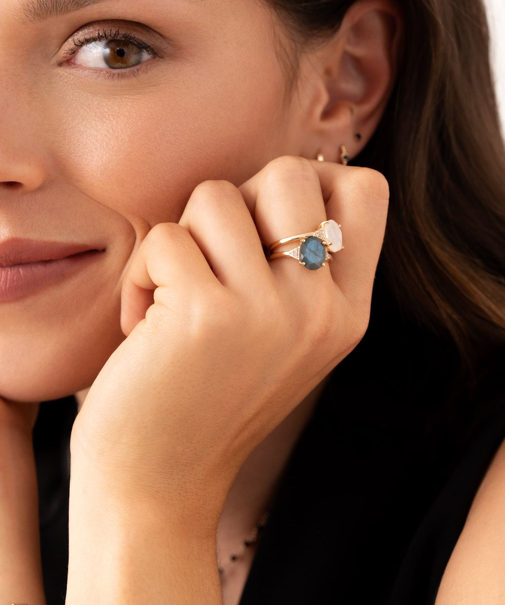 bague pierre fine naturel style bijoutier joaillerie, pierre de lune ovale bague de fiançailles sublime sur monture parfaite dorée taille normalement