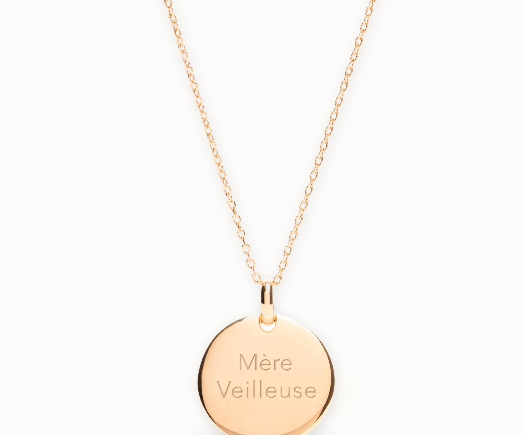 collier chaine dorée 50 cm avec médaille ronde et bombée de 2 cm gravée des mots mère veilleuse cadeau idéal pour celebrer une maman fete des meres anniversaire noel plaqué or 3 microns 18 carats 750/1000 possibilité graver au choix personnalisation