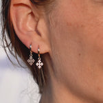 video mini créole Marcela trefle a 4 feuilles zircon blanc noir portées sur oreille