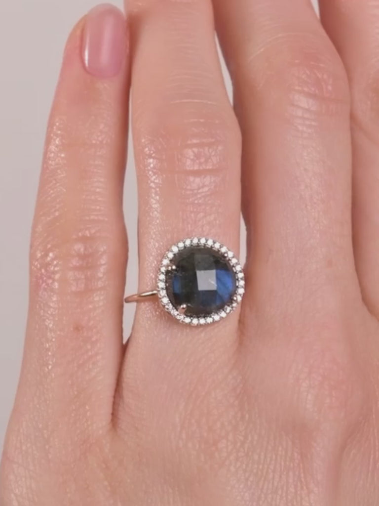 video zoom de la bague alba labradorite avec ses reflets feu bleus sublimes sur une main peau blanche 